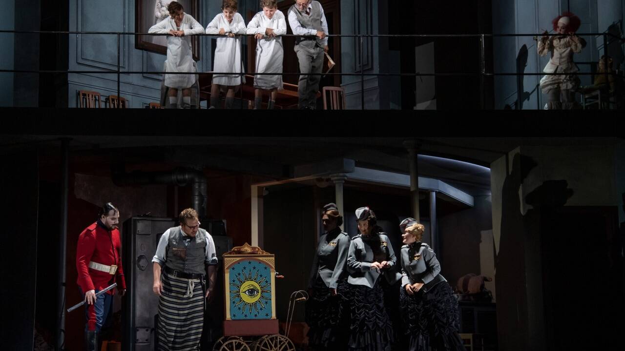 Die Zauberflöte 2022: Mauro Peter (Tamino), Michael Nagl (Papageno), Noa Beinart (Dritte Dame), Sophie Rennert (Zweite Dame), Ilse Eerens (Erste Dame), Wiener Sängerknaben. Die Zauberflöte 2022: Mauro Peter (Tamino), Michael Nagl (Papageno), Noa Beinart (Dritte Dame), Sophie Rennert (Zweite Dame), Ilse Eerens (Erste Dame), Wiener Sängerknaben.