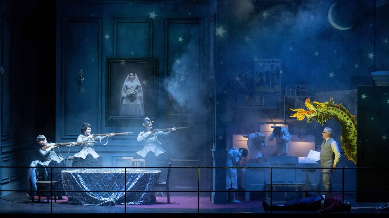 Die Zauberflöte 2022: Ilse Eerens (Erste Dame), Sophie Rennert (Zweite Dame), Noa Beinart (Dritte Dame), Wiener Sängerknaben (Drei Knaben), Mauro Peter (Tamino), Roland Koch (Großvater). Die Zauberflöte 2022: Ilse Eerens (Erste Dame), Sophie Rennert (Zweite Dame), Noa Beinart (Dritte Dame), Wiener Sängerknaben (Drei Knaben), Mauro Peter (Tamino), Roland Koch (Großvater).