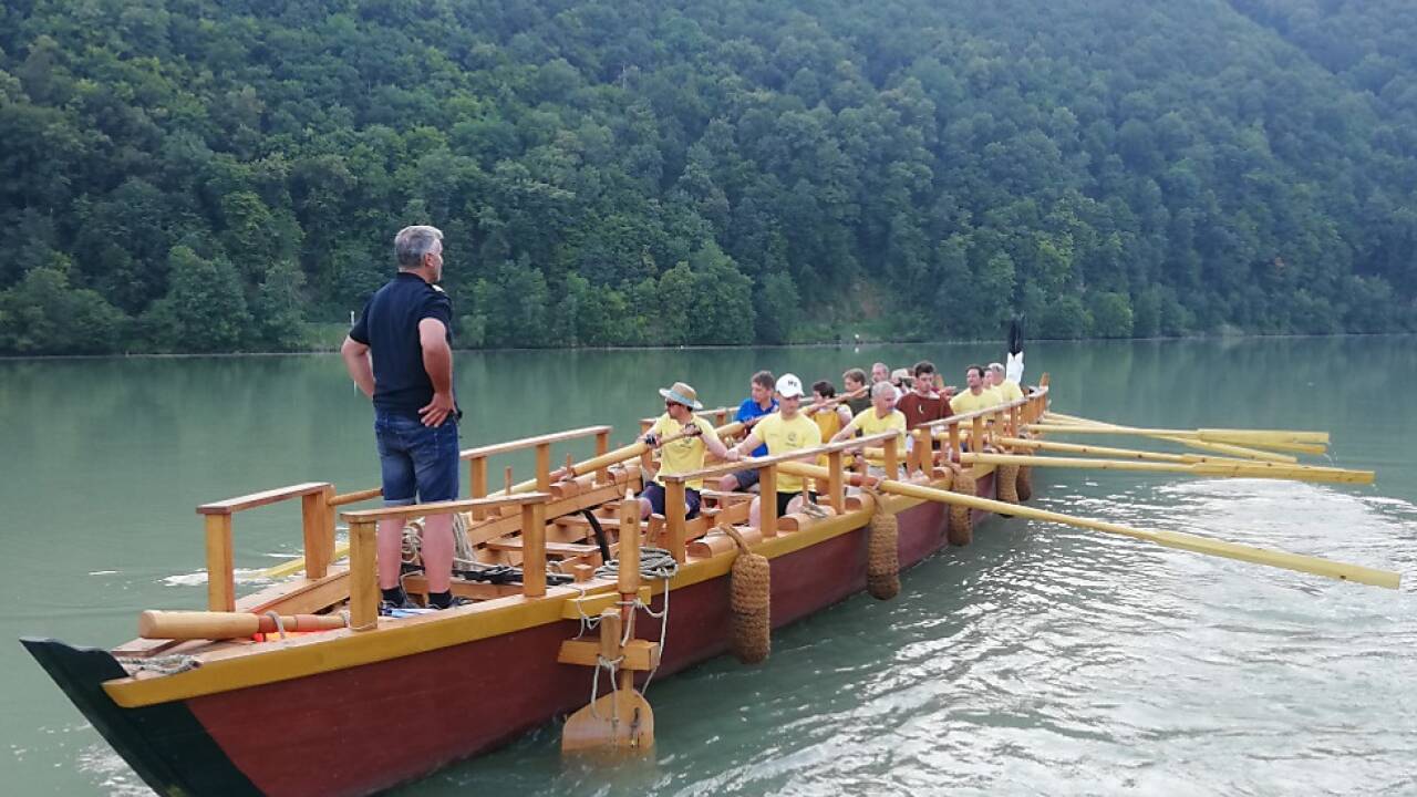 Nachbau eines Schiffs des Typs 'Lusoria' auf der Donau unterwegs 