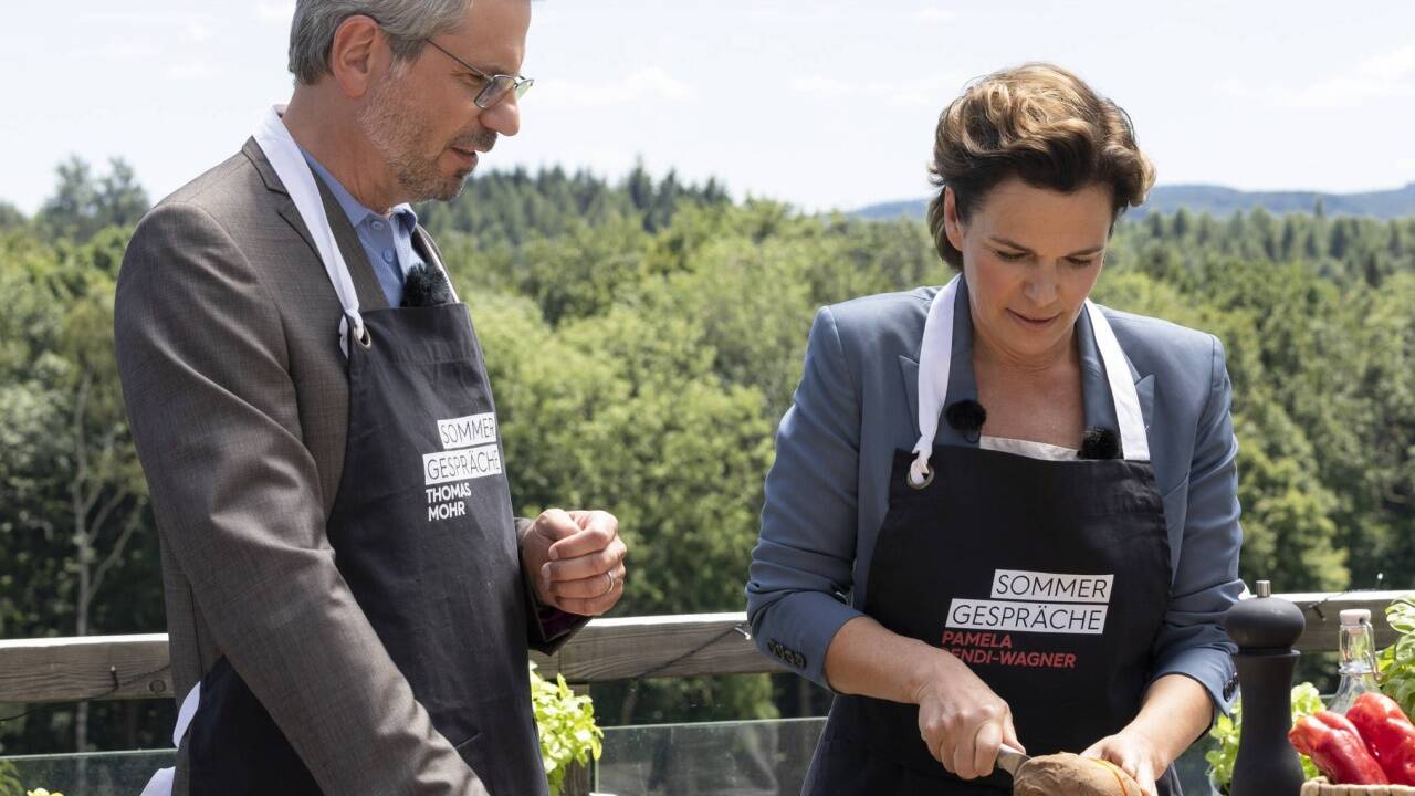 Moderator Thomas Mohr mit SPÖ-Parteiobfrau Pamela Rendi-Wagner und ... 