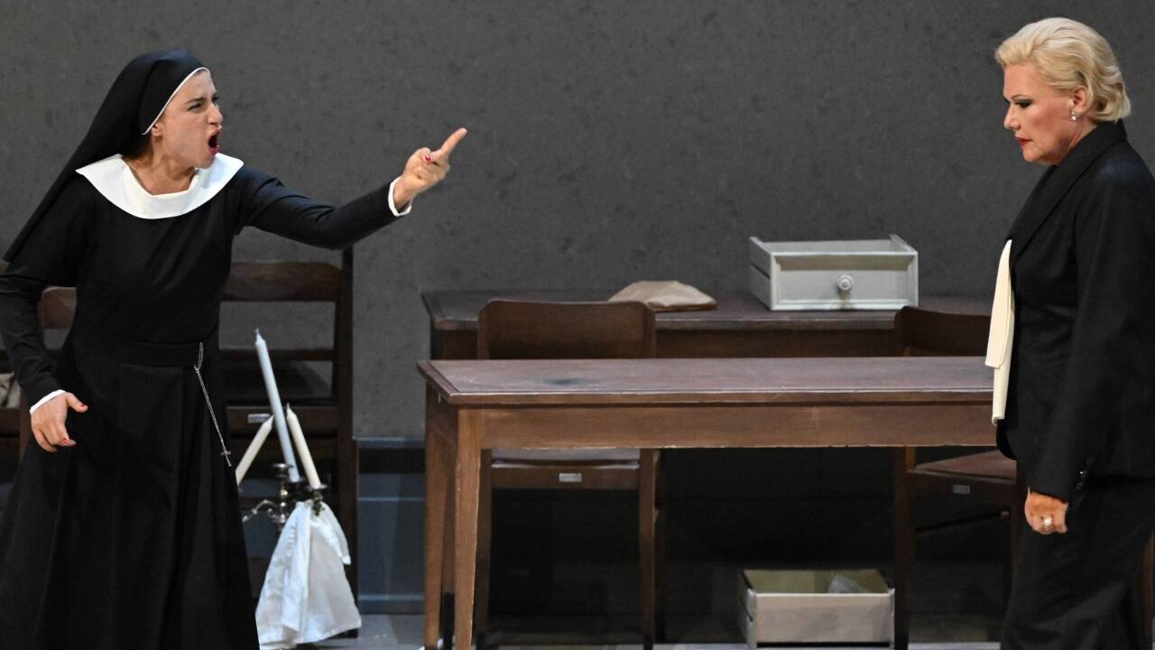 Asmik Grigorian und Karita Mattila in „Suor Angelica“ bei den Salzburger Festspielen. 