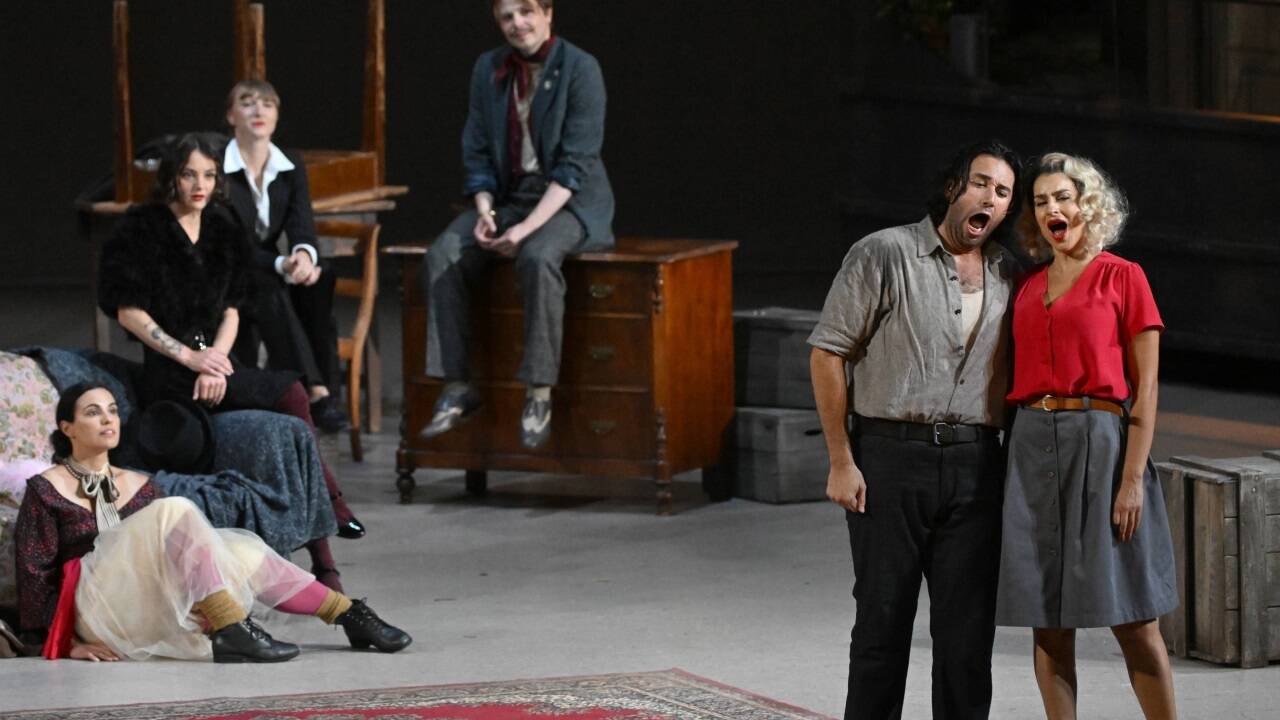 Eine Szene aus „Il tabarro“ mit Asmik Grigorian und Joshua Guerrero.  