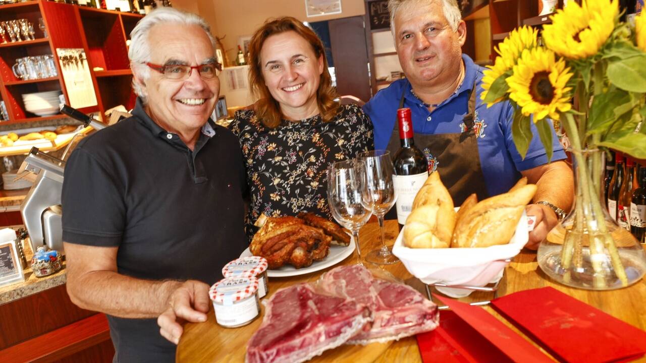 Im September übernimmt Isabella Ostroznik die Salzburger Genussfleischerei von Anton Rass (r.) in der Riedenburg. Ihr Lebensgefährte ist Spitzenkoch und Ex-Hotelier Josef Illinger. Er mischt im Hintergrund mit. Im September übernimmt Isabella Ostroznik die Salzburger Genussfleischerei von Anton Rass (r.) in der Riedenburg. Ihr Lebensgefährte ist Spitzenkoch und Ex-Hotelier Josef Illinger. Er mischt im Hintergrund mit.