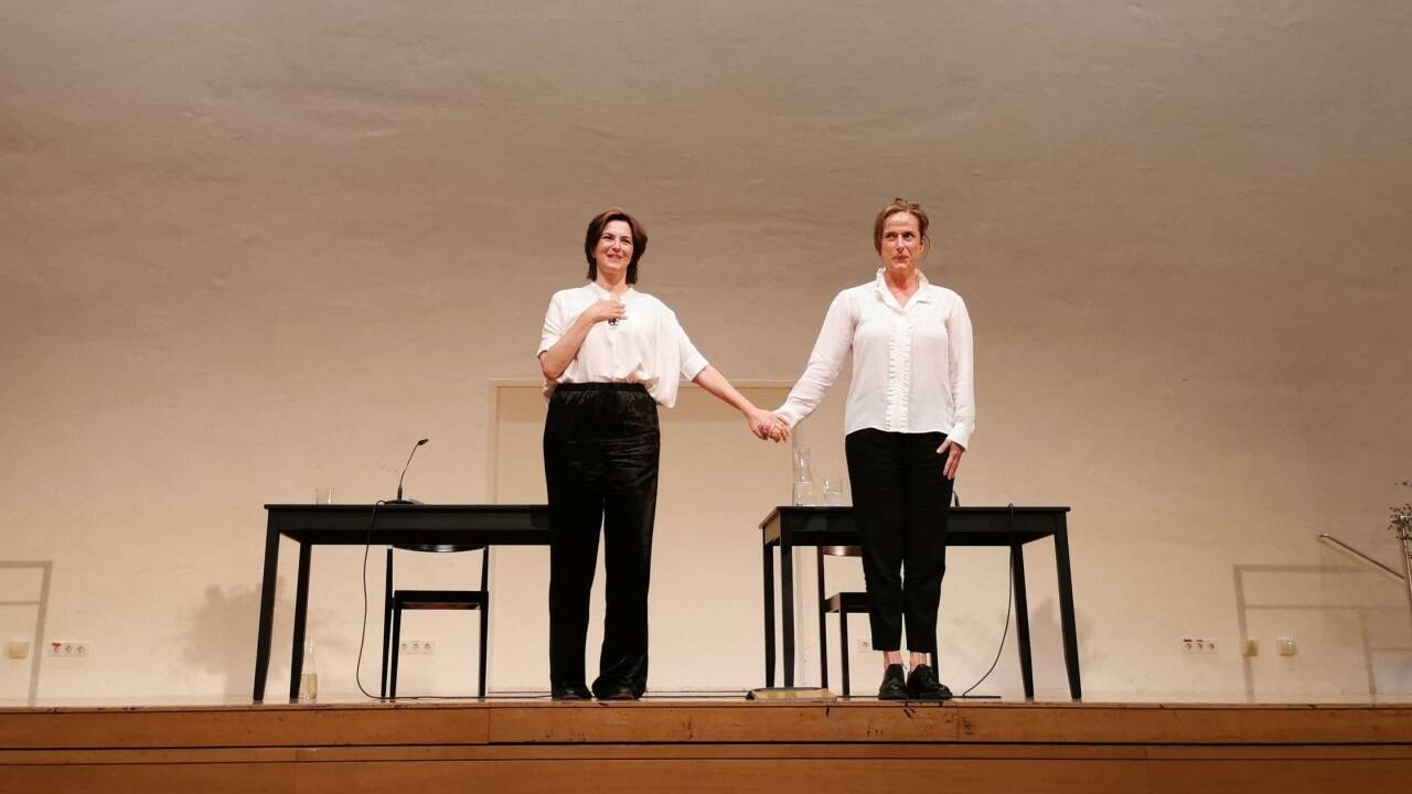 Martina Gedeck und Claudia Michelsen bei der Lesung „In aufrichtiger Wertschätzung“ in der Großen Universitätsaula bei den Salzburger Festspielen. 