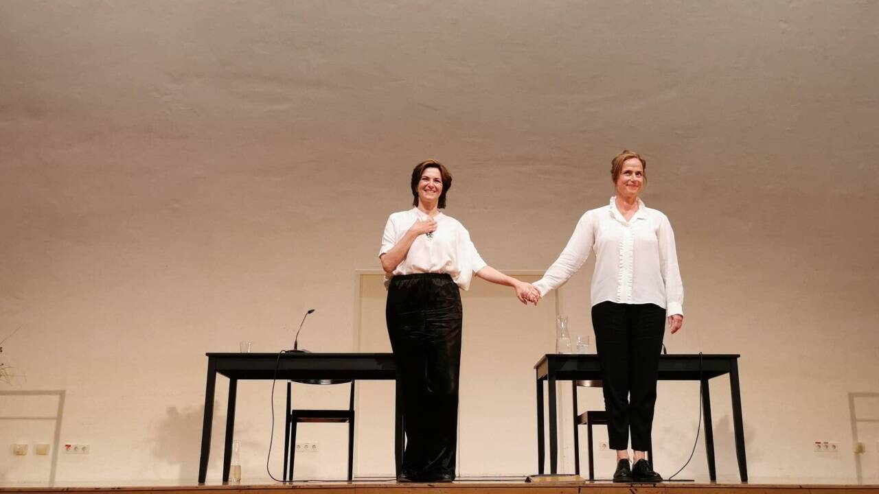 Martina Gedeck und Claudia Michelsen bei der Lesung „In aufrichtiger Wertschätzung“ in der Großen Universitätsaula bei den Salzburger Festspielen. 