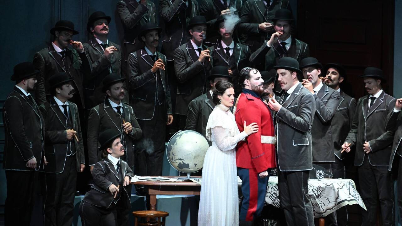 Pamina (Regula Mühlemann) und Tamino (Mauro Peter), gefangen im Männerclub Sarastros (Tareq Nazmi).  
