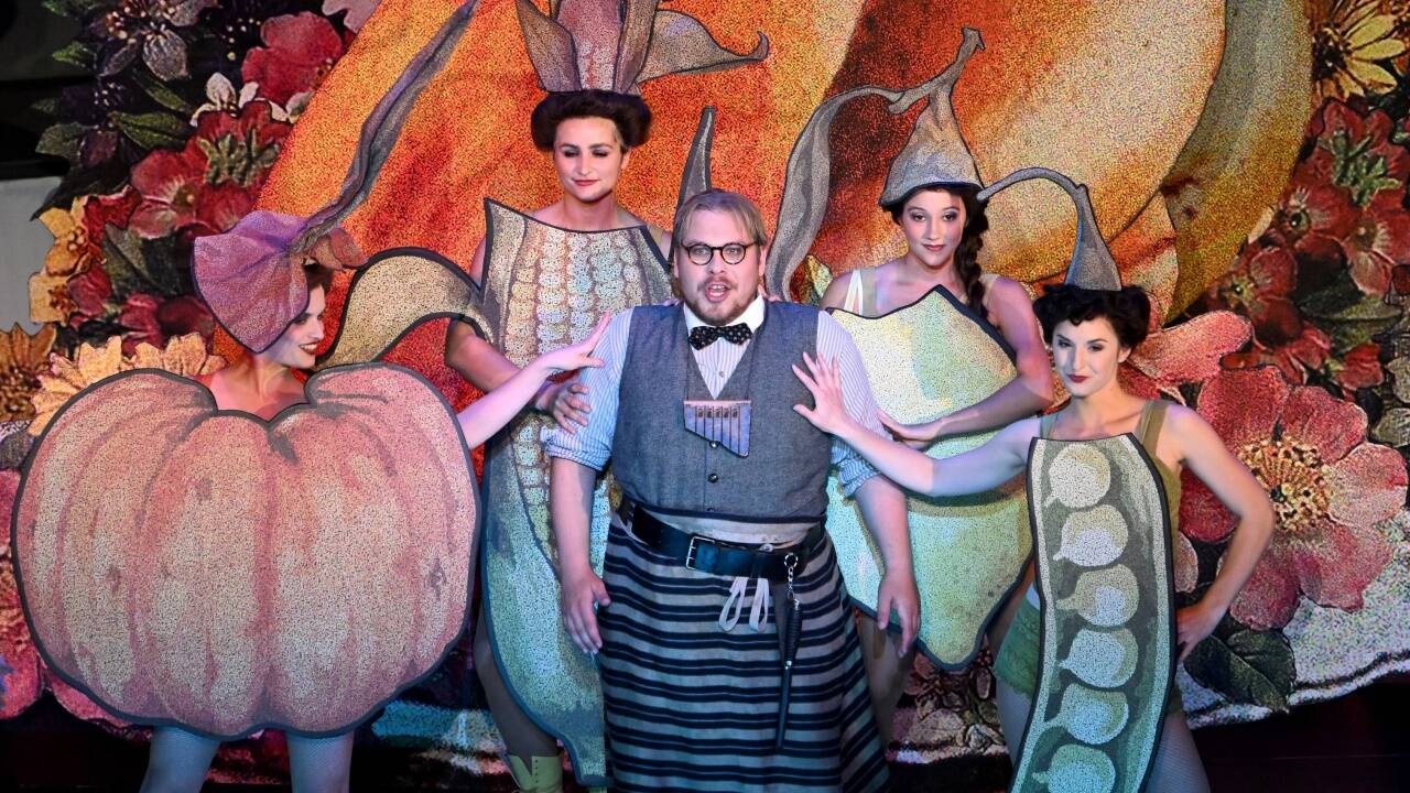 Papageno (Michael Nagl) wird von vegetarischen Schönheiten gelockt 