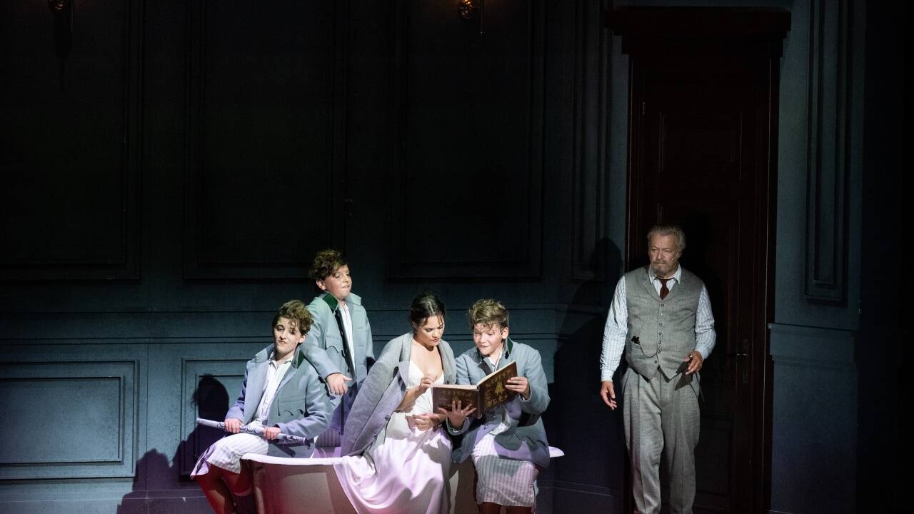 Pamina (Regula Mühlemann) mit den drei Knaben und dem Großvater (Roland Koch) 
