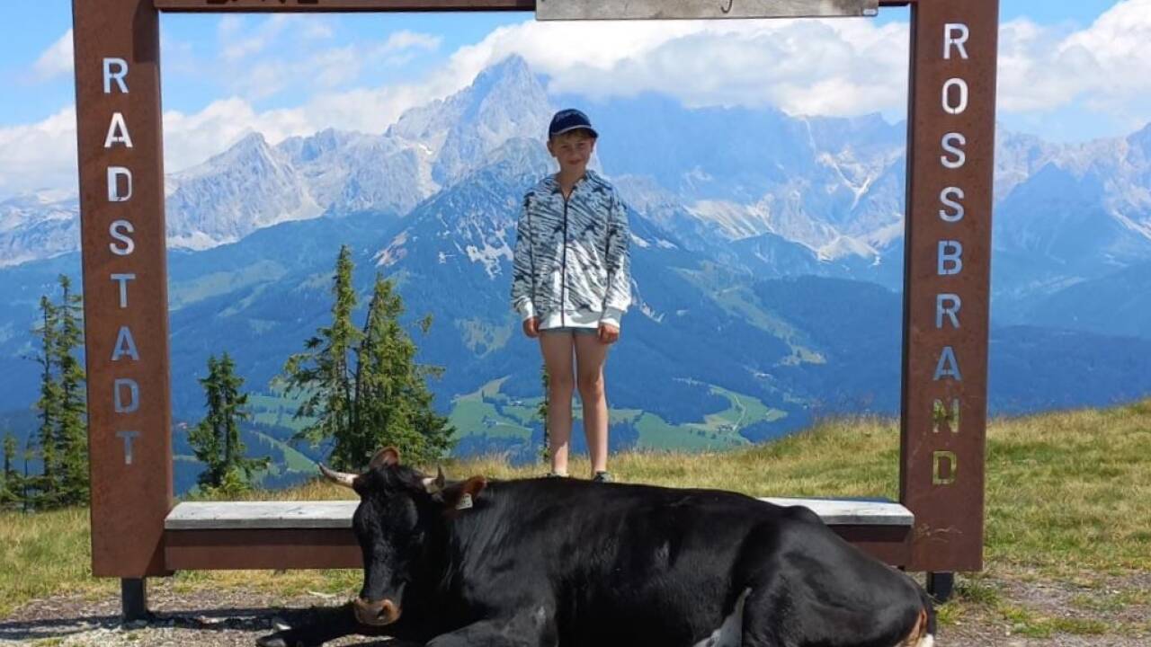 Eigentlich wollte Leonhard selbst die Attraktion auf dem Foto sein, aber da setzte sich noch jemand in Szene . . .  