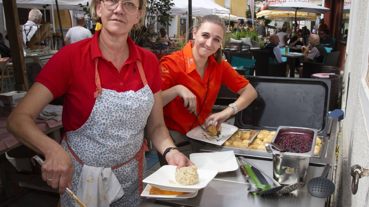 Theresia und Julia haben alles im Griff.  