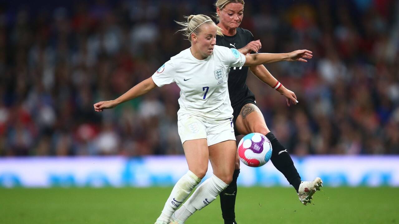 Auf ein Neues: Verena Hanshaw nimmt es wieder mit Englands Beth Mead auf.  