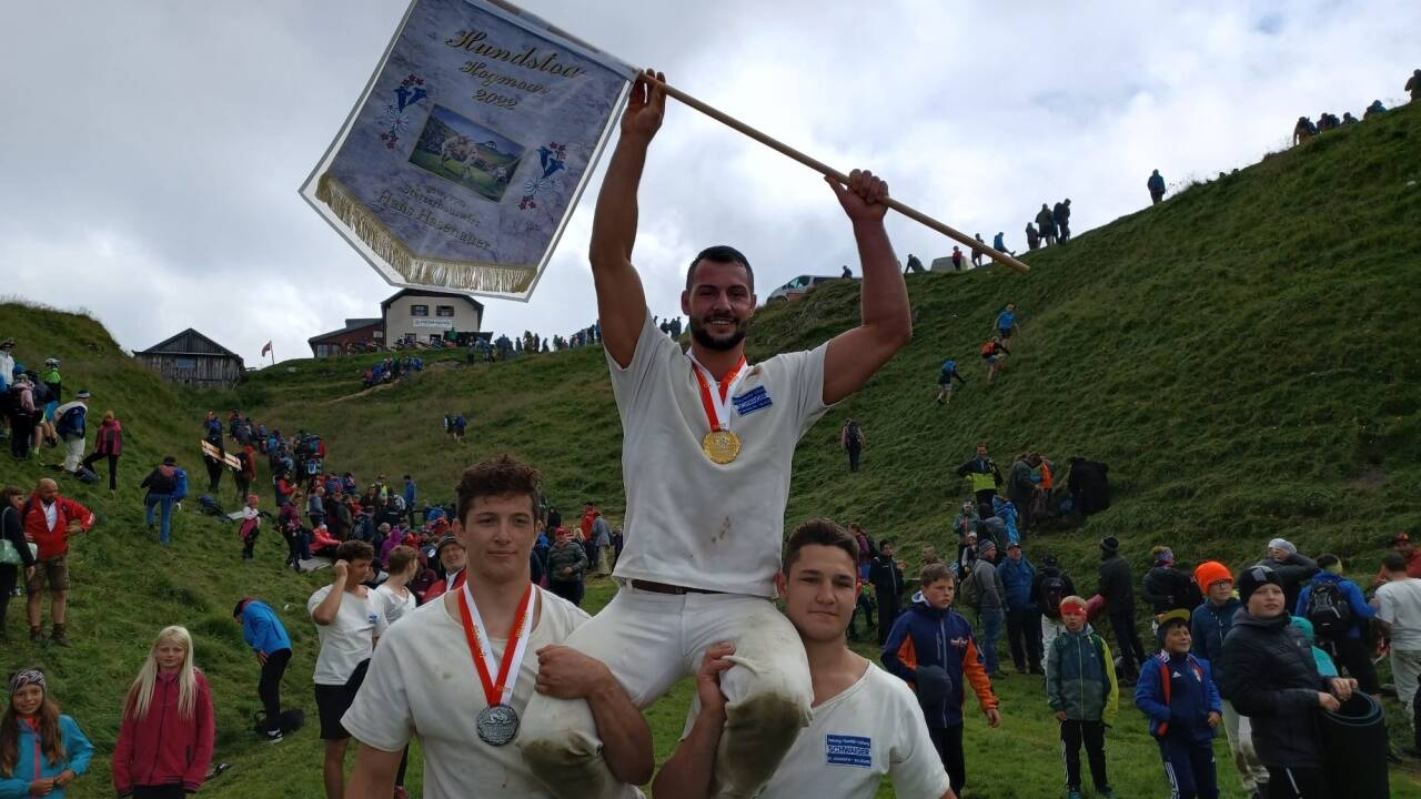 Thomas Scharfetter aus St. Johann im Pongau ist der Hagmoar vom Hundsstein 2022. Geschultert haben ihn am Sonntag Hubert Illmer (links; Sieger Klasse III) und Kilian Wallner, der Dritter in der allgemeinen Klasse wurde.  