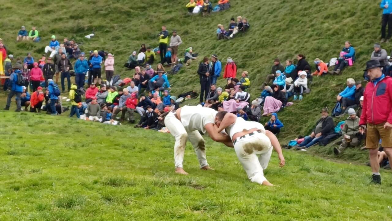 Rund 800 Schaulustige kamen trotz schlechten Wetters in die Naturarena auf 2117 Metern Seehöhe.  