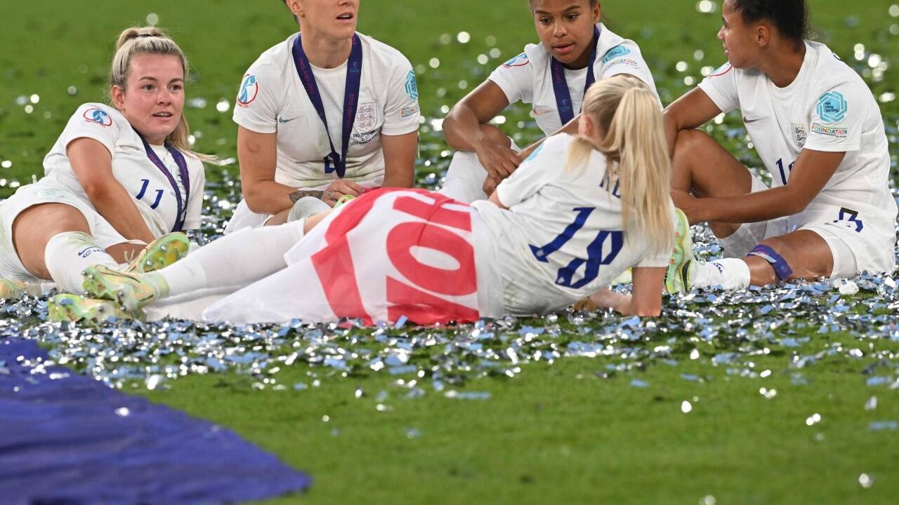 Siegesfreude bei den Engländerinnen.   Siegesfreude bei den Engländerinnen.