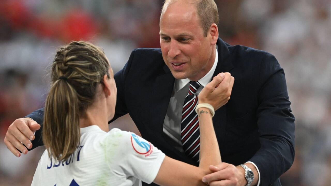 Prinz William gratulierte Kapitänin Leah Williamson.   Prinz William gratulierte Kapitänin Leah Williamson.