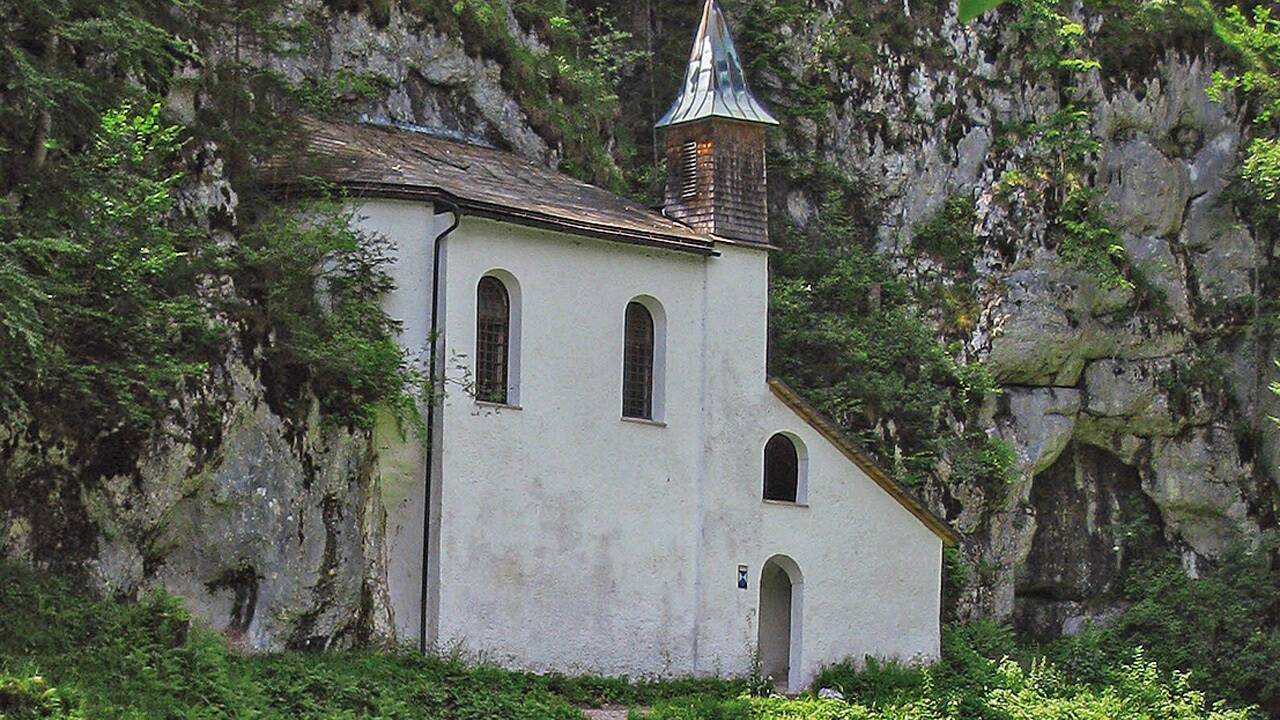 In die Felswand gebaut: die Falkensteinkirche. 