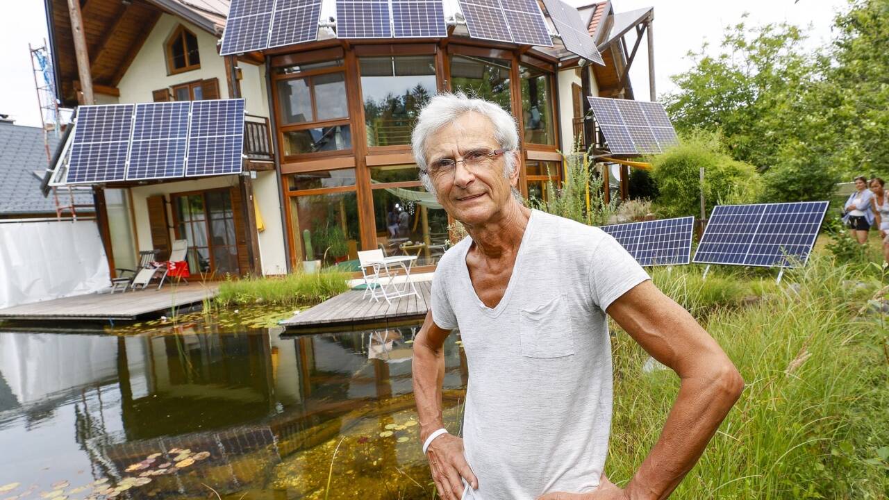 Seit Mai hat der 66-jährige Michael Resch 20 PV-Module an seinem Haus in Niederalm montiert. Rein rechtlich dürfen diese nicht mehr als 30 Zentimeter von der Hauswand entfernt montiert sein.   Seit Mai hat der 66-jährige Michael Resch 20 PV-Module an seinem Haus in Niederalm montiert. Rein rechtlich dürfen diese nicht mehr als 30 Zentimeter von der Hauswand entfernt montiert sein.