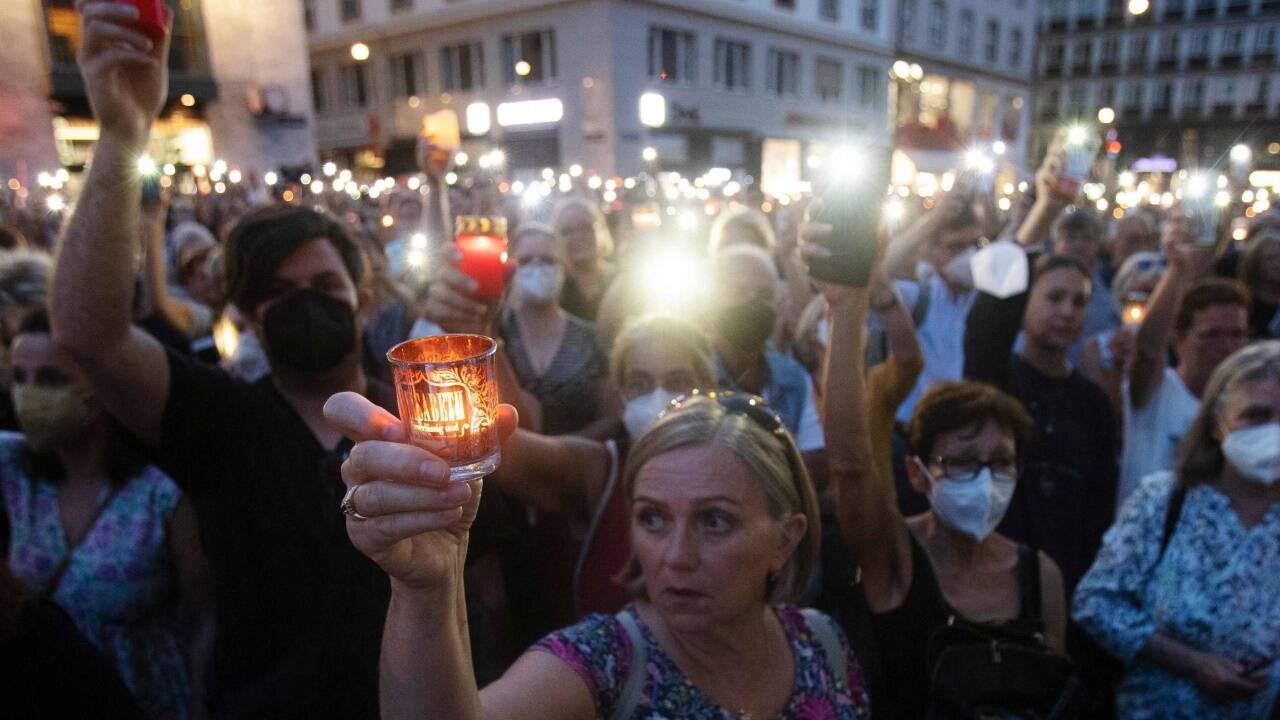 Tausende Menschen versammelten sich vor dem Stephansdom. 