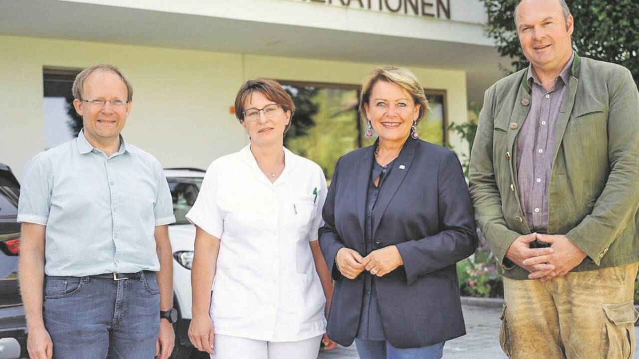 Sie trafen sich zum Informationsaustausch: Christian Lahnsteiner, Rosa Millinger, Gertraud Salzmann und Bürgermeister Norbert Meindl (von links). 