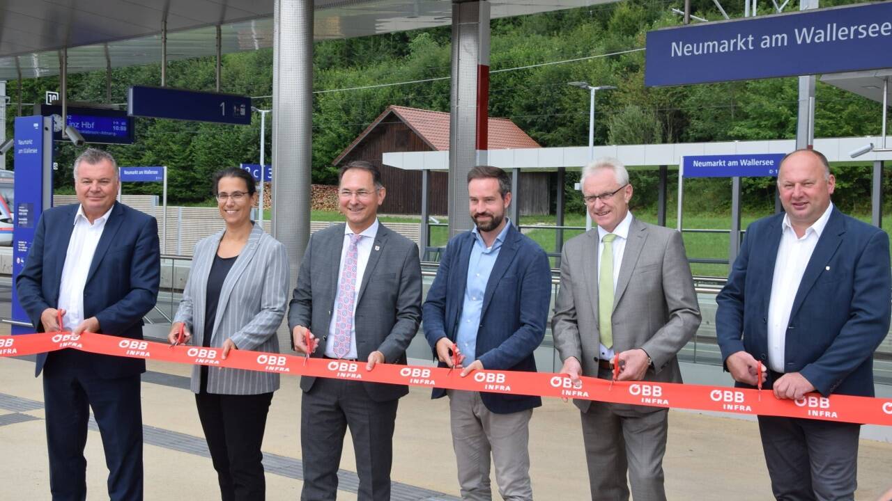 Bei der offiziellen Eröffnung von links oö. Landesrat Günther Steinkellner, ÖBB-Vorständin Judith Engel, Bgm. Adi Rieger, Landesrat Stefan Schnöll, Bundesrat Ferdinand Tiefnig und Vizebgm. Franz Leikermoser (Straßwalchen).  