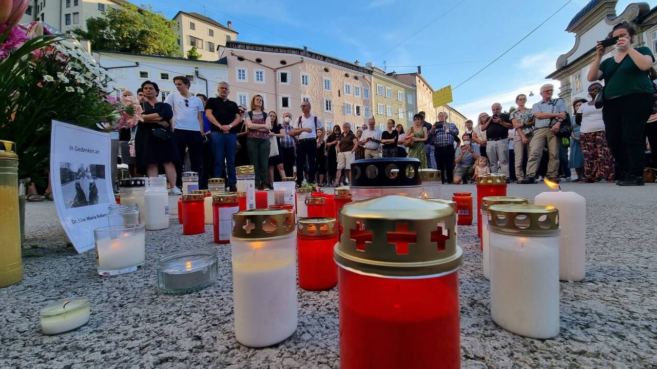 Am Kajetanerplatz fand Dienstagabend eine Mahnwache statt.  