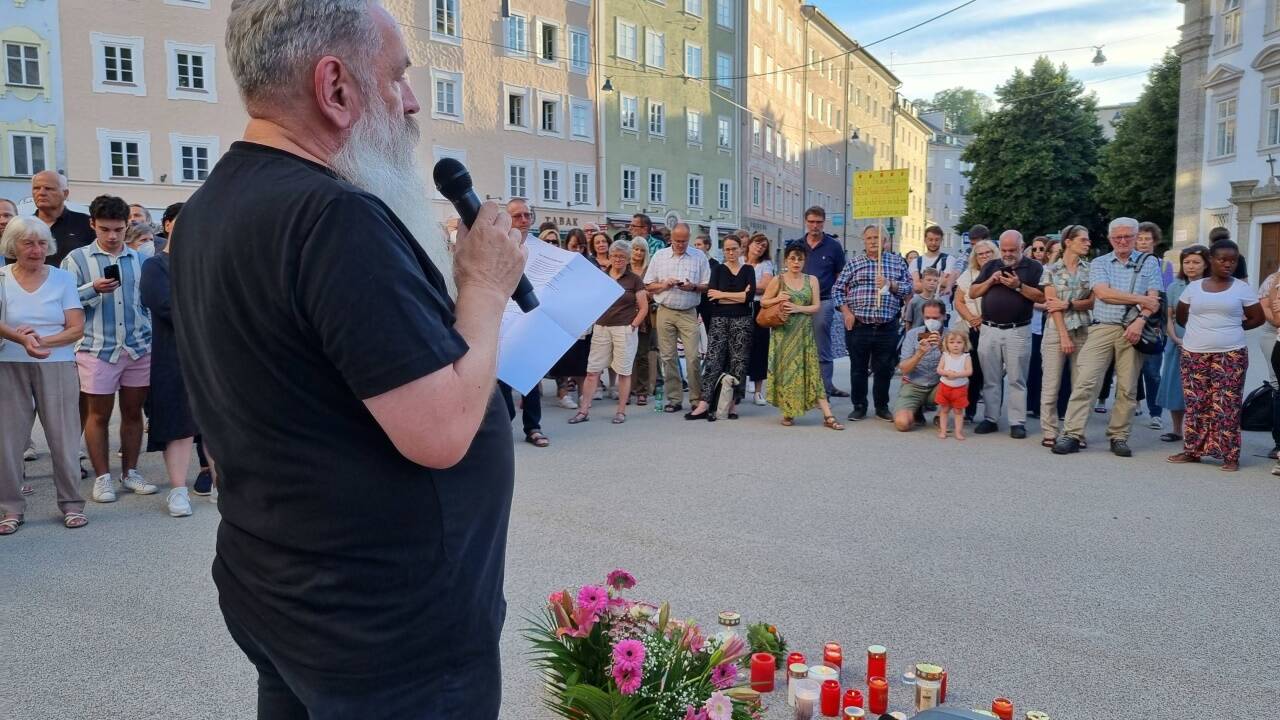 Am Kajetanerplatz fand Dienstagabend eine Mahnwache statt.  