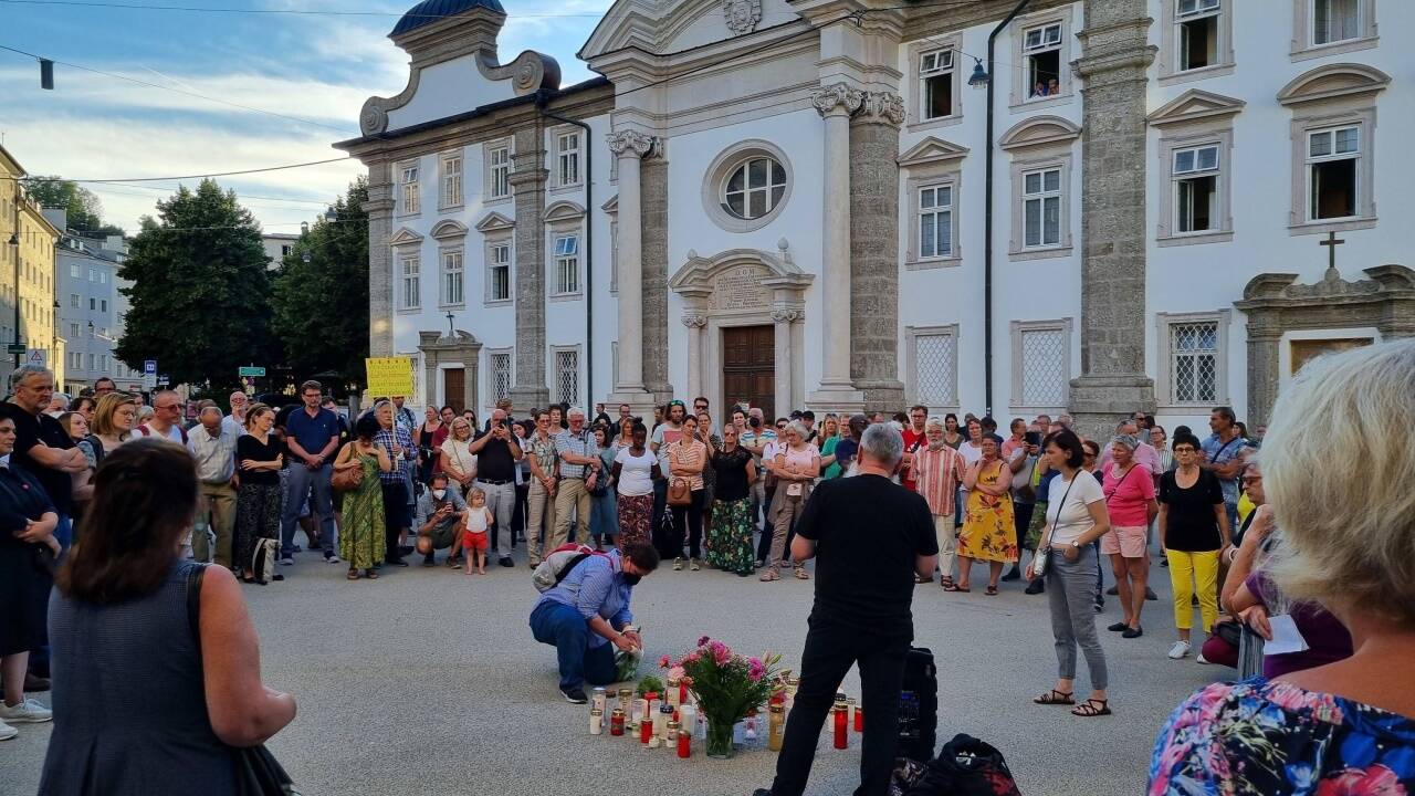Am Kajetanerplatz fand Dienstagabend eine Mahnwache statt.  