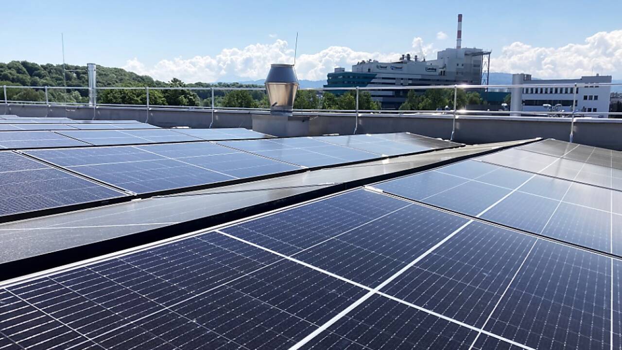 PV-Anlagen auf den Produktionshallen in Lenzing 