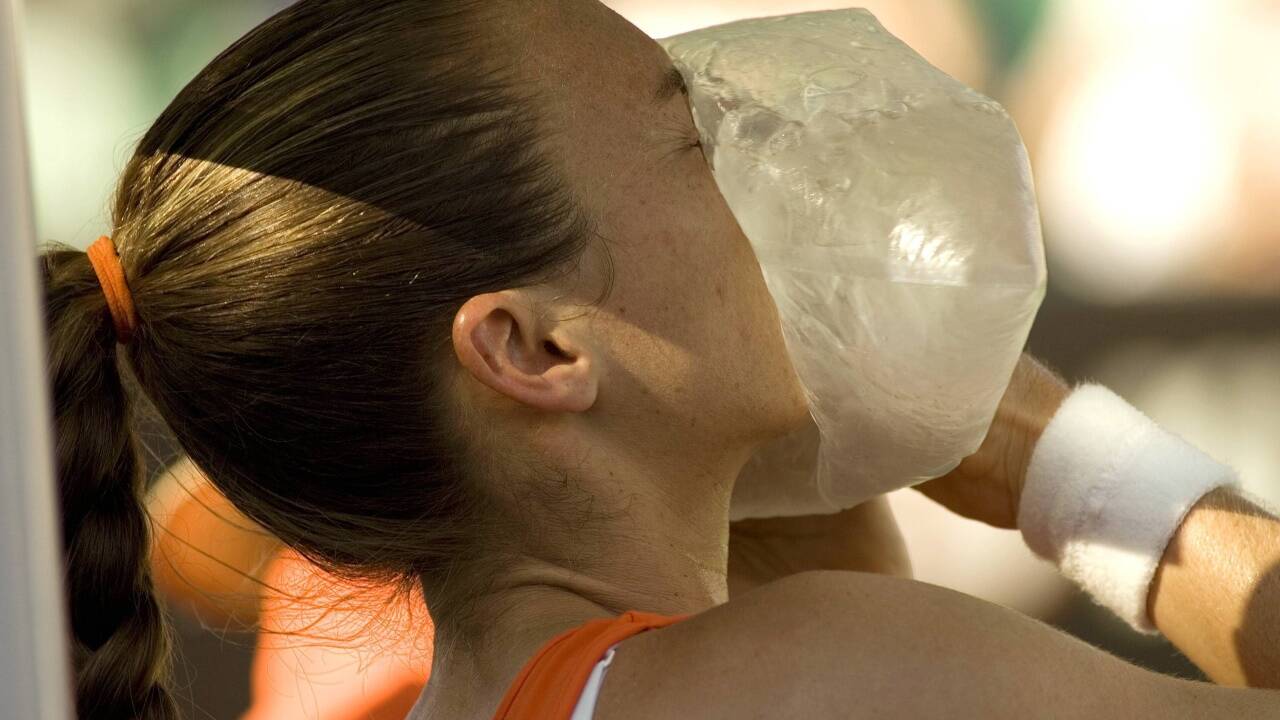 Der Eisbeutel zur schnellen Kühlung ist bei sengender Hitze auf den Courts begehrter denn je.  