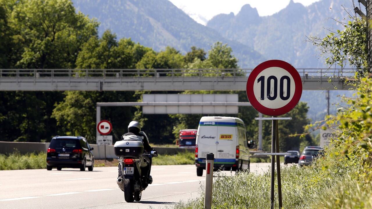 Bringt eine generelle Senkung des Tempolimits auf Autobahnen von 130 auf 100 km/h Emissions-Einsparungen von fast einem Viertel? Der anerkannte Unfallforscher Gerhard Kronreif sagt: „Vielleicht in der Theorie – in der Praxis sicher nicht.“ Bringt eine generelle Senkung des Tempolimits auf Autobahnen von 130 auf 100 km/h Emissions-Einsparungen von fast einem Viertel? Der anerkannte Unfallforscher Gerhard Kronreif sagt: „Vielleicht in der Theorie – in der Praxis sicher nicht.“
