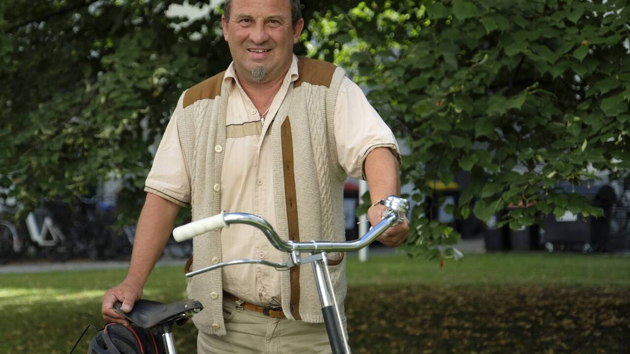 Der Energiekoordinator Franz Huemer fährt jeden Tag mit dem Zug und dem Rad von Seewalchen nach Salzburg in die Arbeit. Der Energiekoordinator Franz Huemer fährt jeden Tag mit dem Zug und dem Rad von Seewalchen nach Salzburg in die Arbeit.