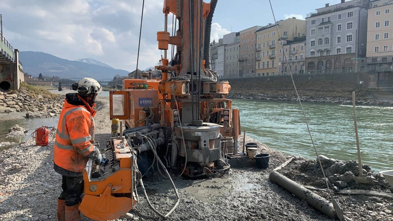 Probebohrungen an der Salzach für den S-Link. Oben Schienenexperte Gunter Mackinger. Probebohrungen an der Salzach für den S-Link. Oben Schienenexperte Gunter Mackinger.