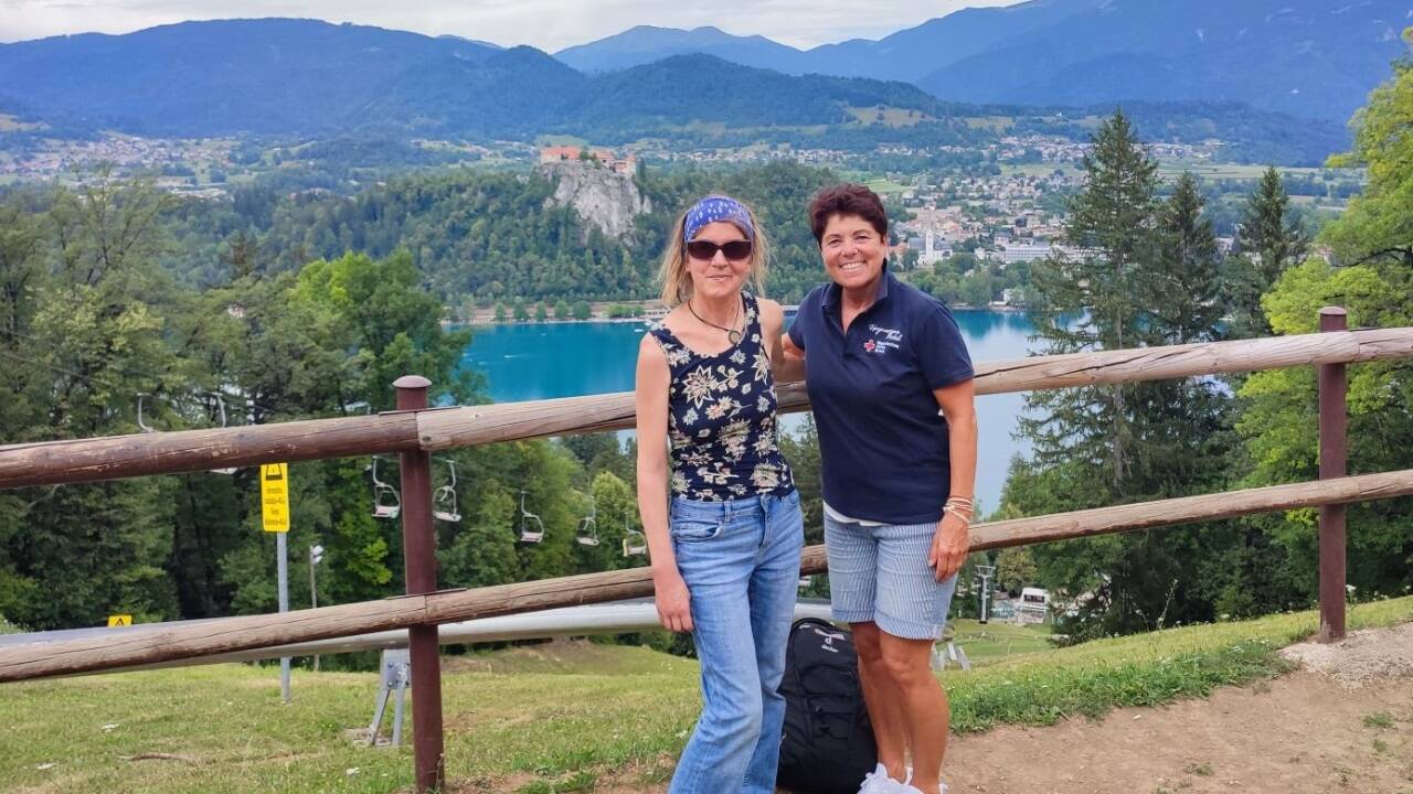 Gudrun Pflüger (links) mit Rosemarie Helliel vom BRK am Bohinj-See in Slowenien. 
