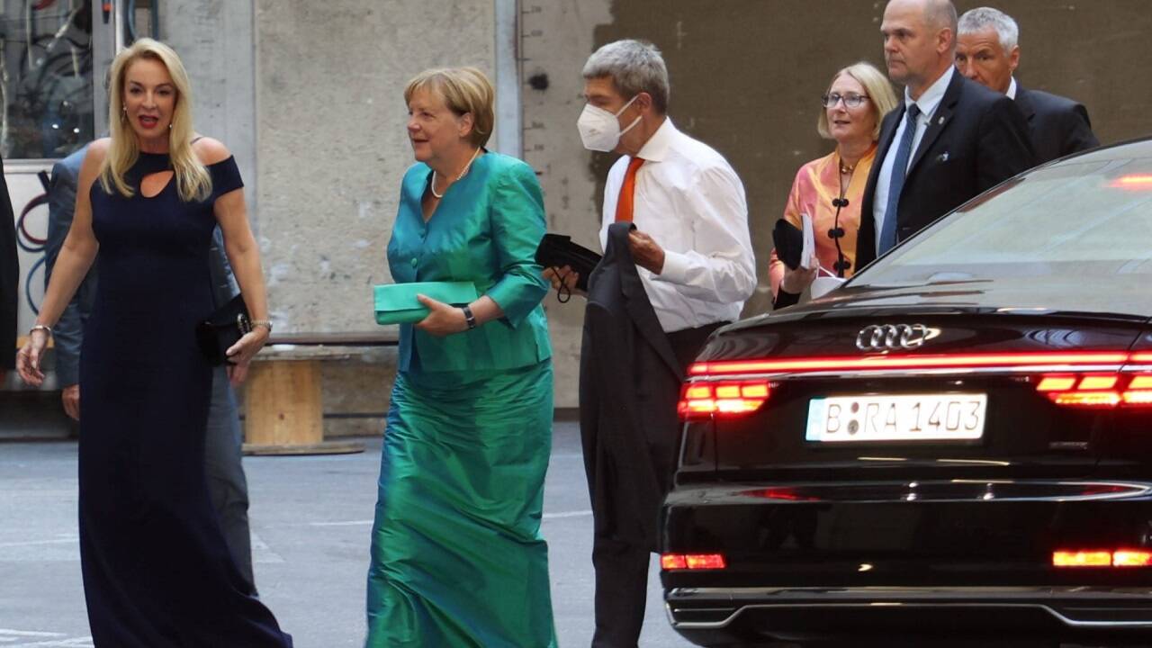Die deutsche Ex-Kanzlerin Angela Merkel mit Ehemann Joachim Sauer wurde von Festspielpräsidentin Kristina Hammer in Empfang genommen. Im Hintergrund: Ex-Wirtschaftsminister Martin Bartenstein. 