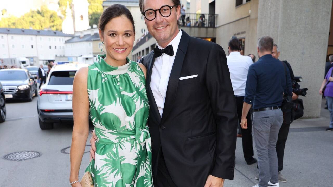 Der frühere deutsche Verkehrsminister Andreas Scheuer mit Ehefrau Julia vor dem Festspielhaus. 