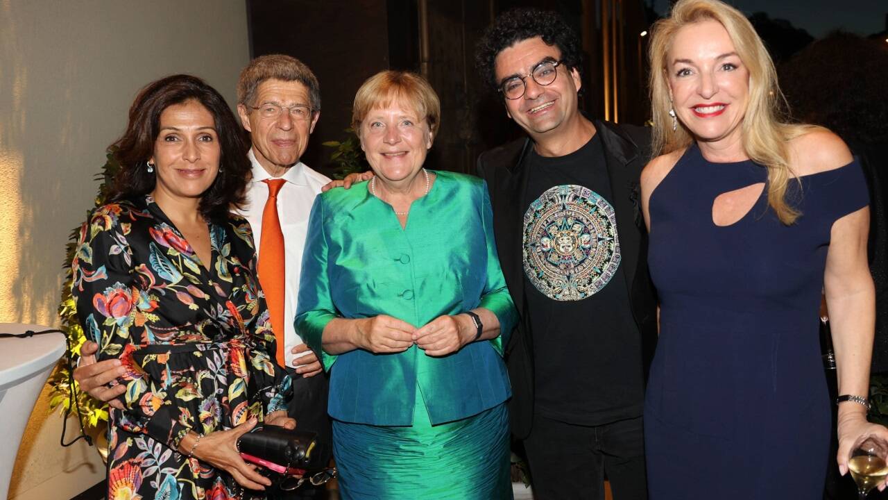 Im Bild beim Pausenempfang (von links): Lucia Villazón, Joachim Sauer, Angela Merkel, Rolando Villazón und Kristina Hammer. 