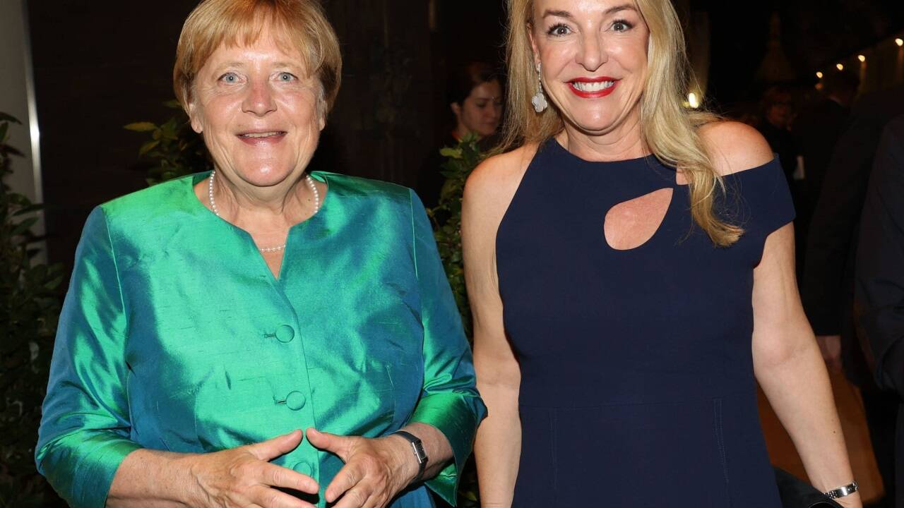 Da war sie wieder, die berühmte Merkel-Raute: beim Pausenempfang mit Festspielpräsidentin Kristina Hammer.  