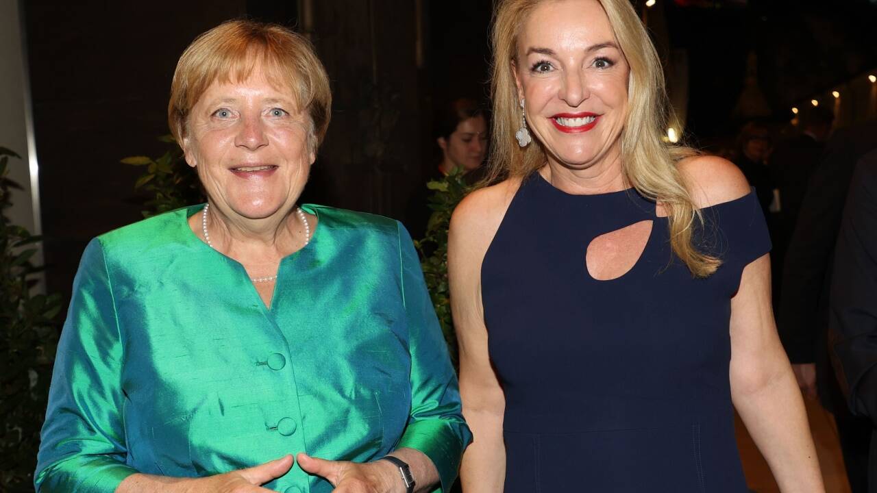 Altkanzlerin Angela Merkel bleibt den Festspielen treu (im Bild oben mit Festspielpräsidentin Kristina Hammer). 