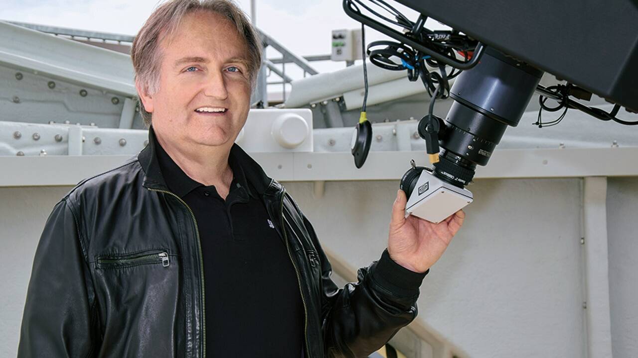 Helmut Windhager beim großen Teleskop.  