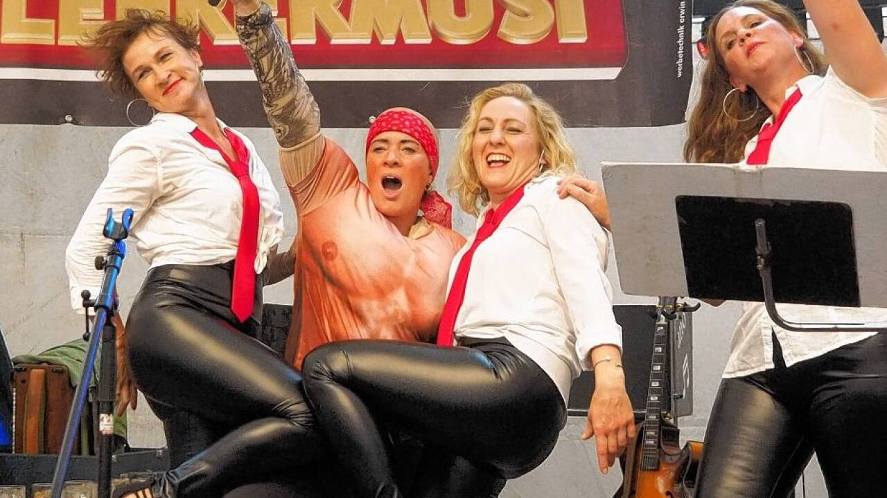 Die Gollinger Trachtenfrauen begeisterten zuerst als Nonnen und dann (ohne Robe) mit dem Song „I’m too sexy“.  