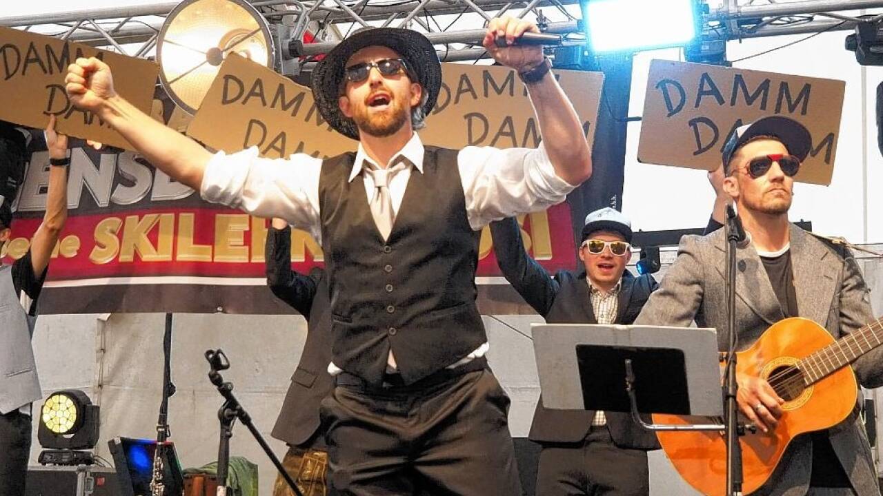 „Damm, Damm“: Der FC Dynamo Torren als Drafi Deutscher mit „Marmor, Stein und Eisen bricht“. 