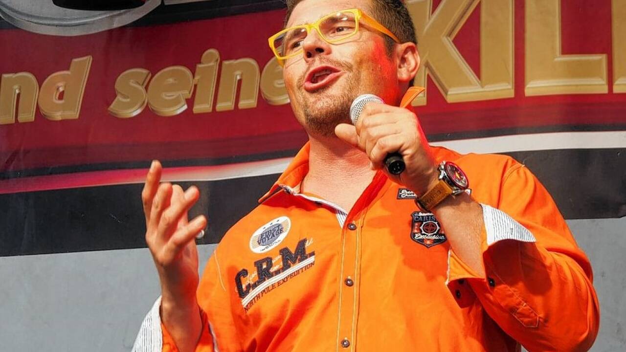 Tom Bader vom Gollinger Tennisclub als Nik P. mit „Gloria“. 