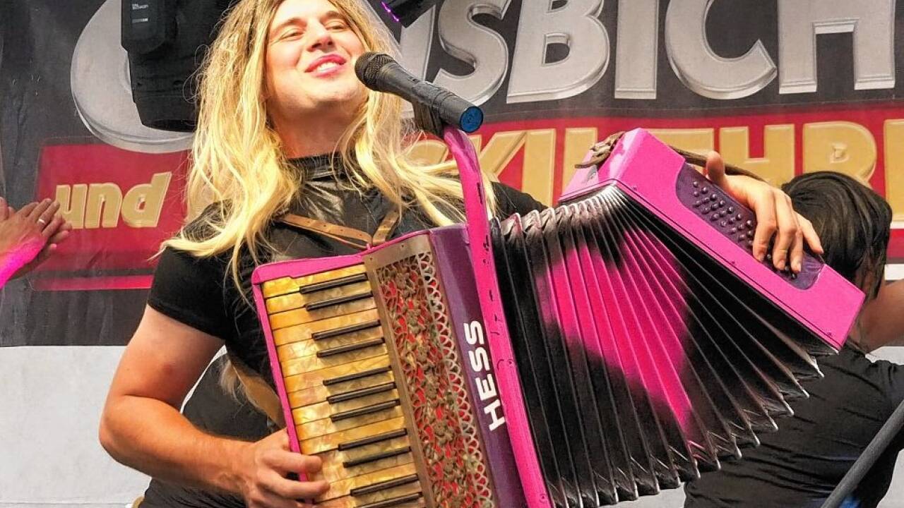 Manuel Mitterlechner von den Struberschützen kam als Schlagersternchen Melissa Naschenweng auf die Bühne.  