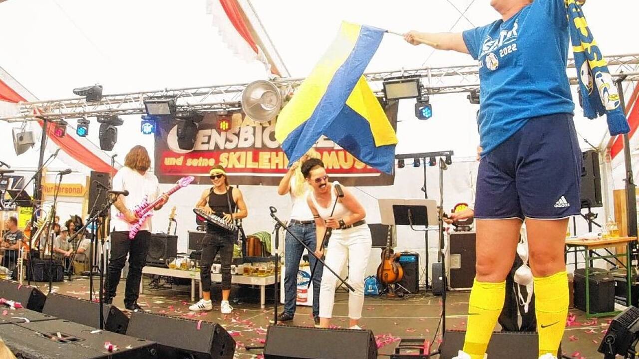 Der SC Golling feiert mit „We are the champions“ noch einmal die beiden Meistertitel seiner Damen- und Herrenteams. 