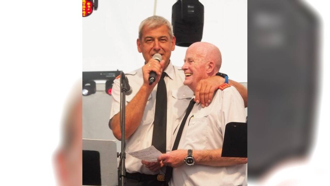 Für Werner Rauter (r. im Bild mit Ortsfeuerwehrkommandant Gerald Dygruber) war es nach vielen Jahren als Organisator und Moderator die letzte Show. 