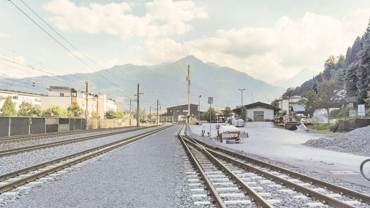 Der Standort liegt im Bereich des ehemaligen Güterbahnhofs der Pinzgauer Lokalbahn.  