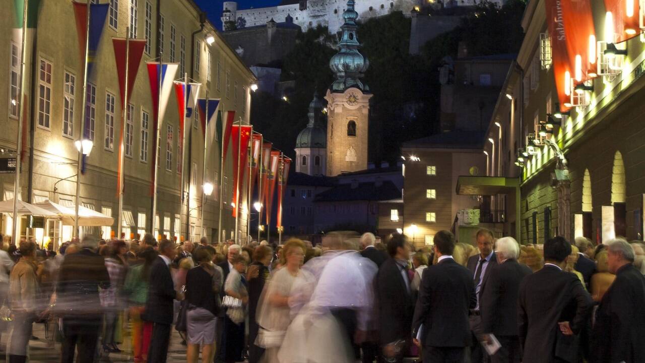 Salzburger Festspielbesucher in der Hofstallgasse. Salzburger Festspielbesucher in der Hofstallgasse.