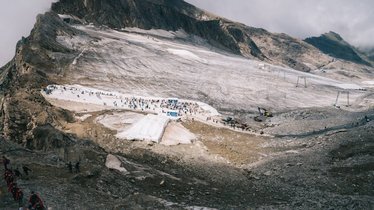 Die Kapruner Gletscherbahnen beobachten die extremste Schmelze seit 20 Jahren. In 30 Jahren werde es keinen Gletscher auf dem Kitzsteinhorn mehr geben, sagt Norbert Karlsböck von den Gletscherbahnen Kaprun. 