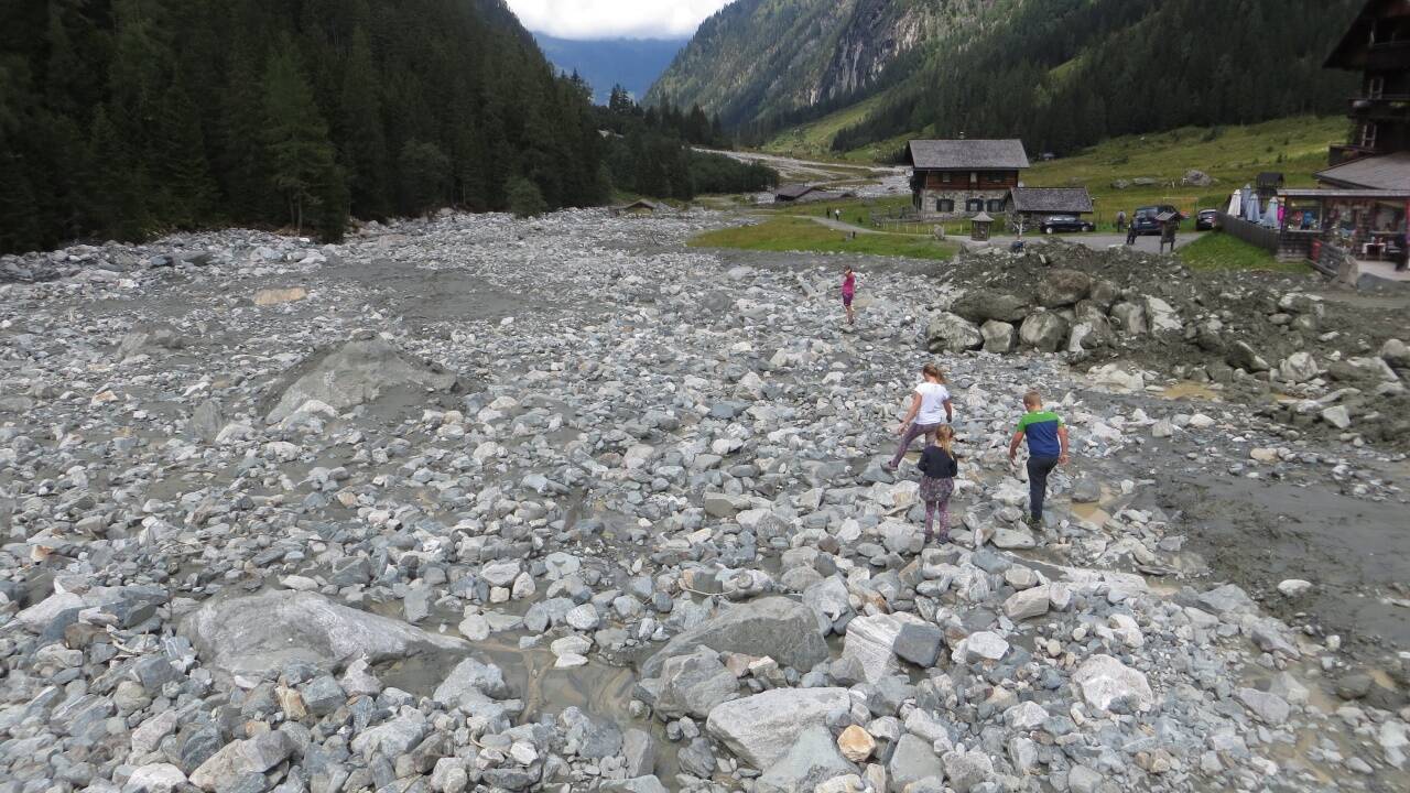 Die Mure verschonte den Gasthof Alpenrose nur knapp. 