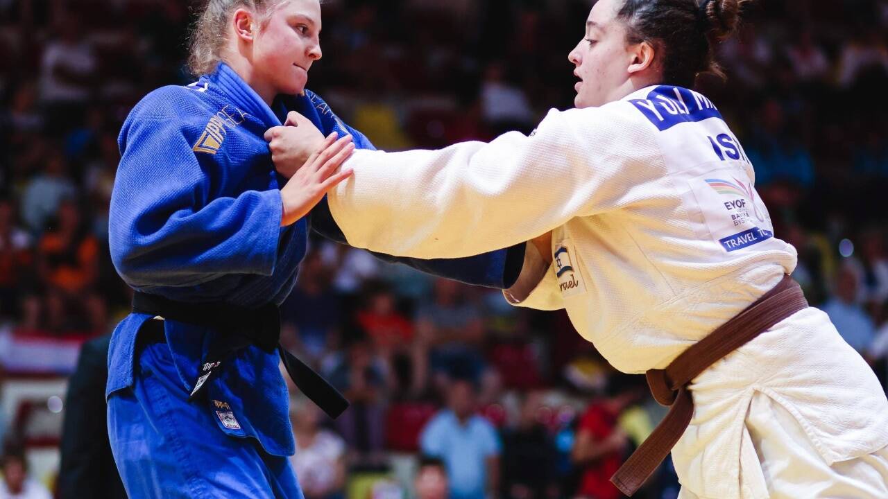 Elena Dengg (links) schied nach einem Auftaktsieg bei der Junioren-WM aus. 
